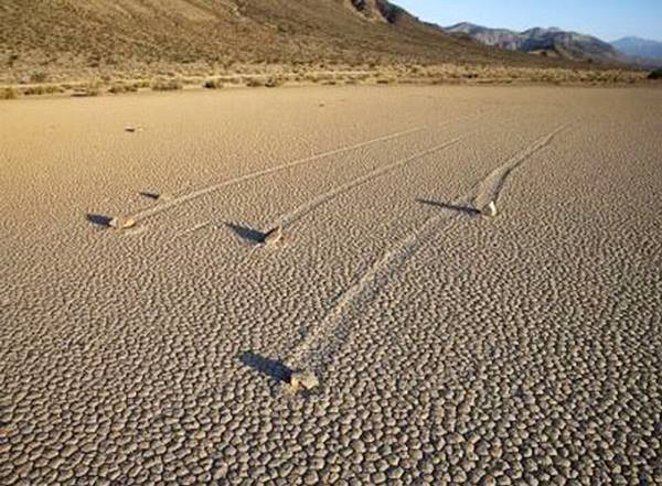 Foto do fenômeno das "pedras que se movem". Trata-se de fenômeno geológico que ocorre no Vale da Morte, especialmente no lago seco chamado Racetrack Playa, na California, Estados Unidos.