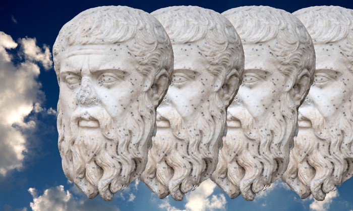 4 bustos idênticos alinhados com o céu ao fundo