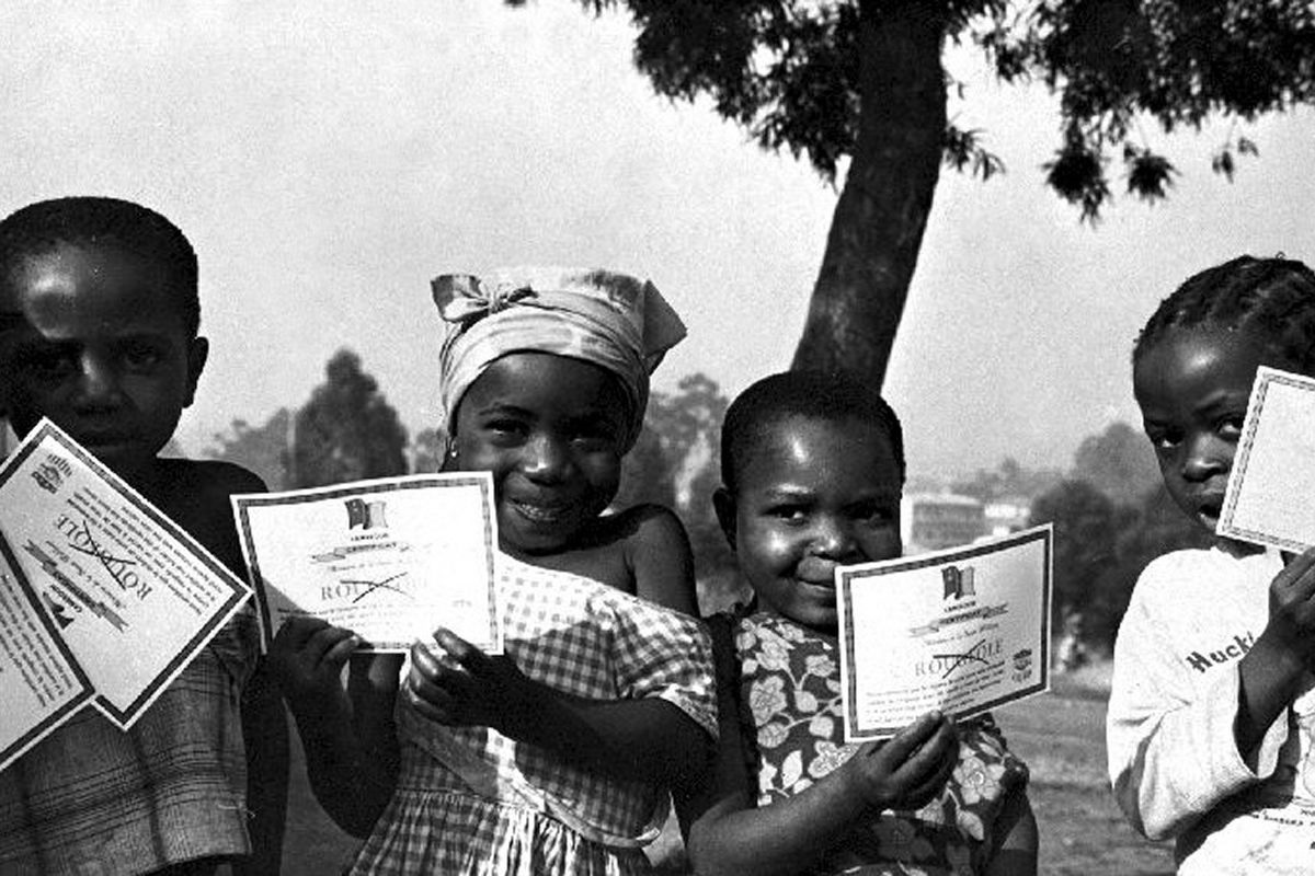 Foto de crianças na República dos Camarões mostram seus certificados de vacinação após terem sido vacinadas contra a varíola em 1975.