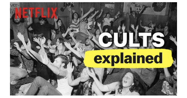 Foto preto e branco de pessoas com braços abertos, orando. No texto está escrito "Cults: explained" (Cultos: explicados) e o símbolo da Netflix