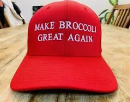 Chapéu vermelho escrito "make broccoli great again" (faça o brócolis ser grande de novo). Trata-se de um trocadilho com a campanha eleitoral de Donald Trump (make America great again)