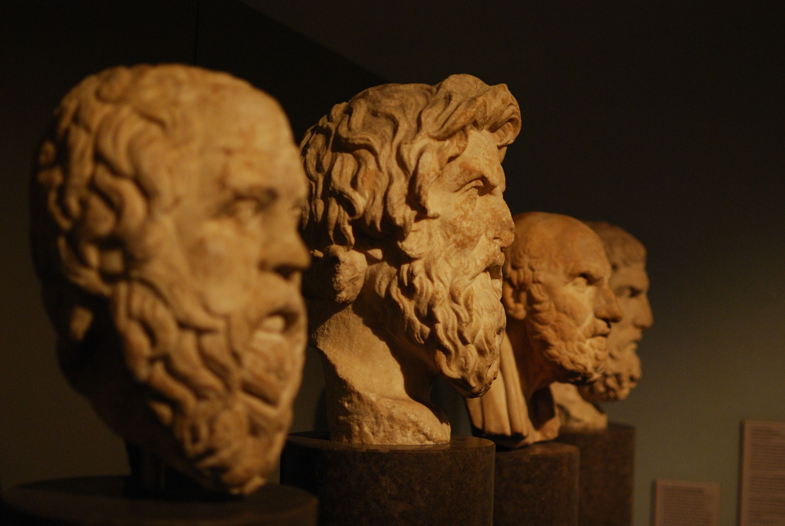 uma foto de 4 bustos de filósofos: Socrates, Antistenes, Crisipo de Solos e Epicuro