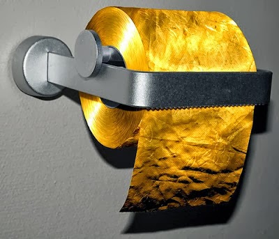 Foto de um rolo de papel higiênico feito de ouro